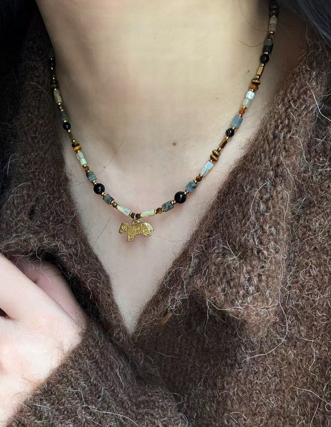 6番 ポニーチャーム天然石ネックレス