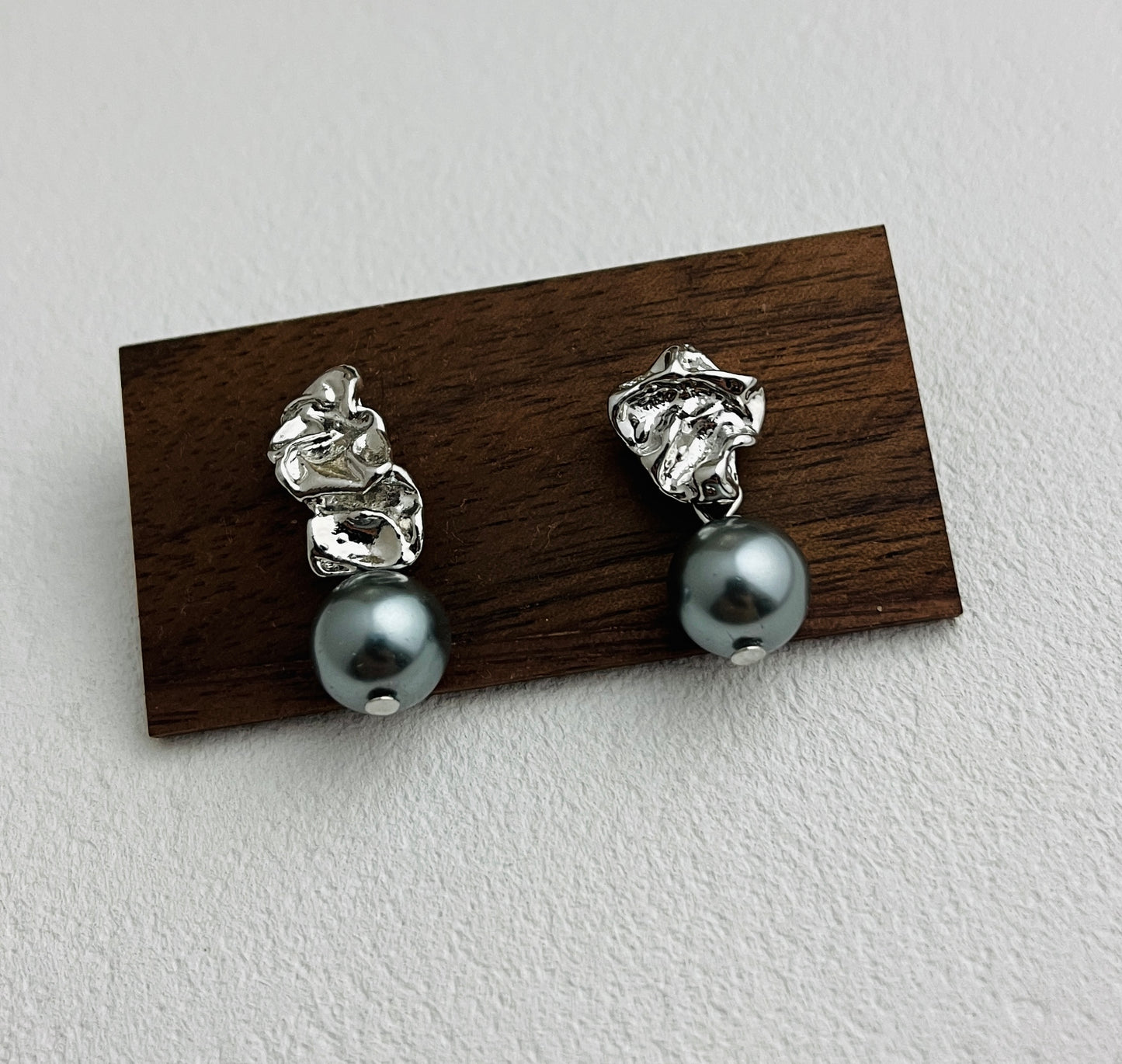 10番 グレーパールアシメピアス