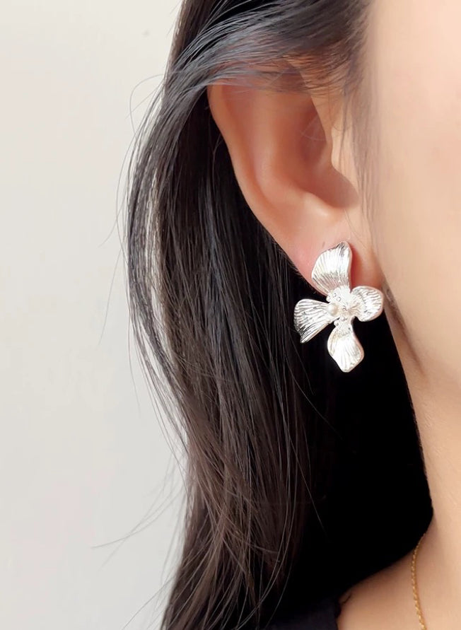 18番 銀の花びらノンホールイヤリング