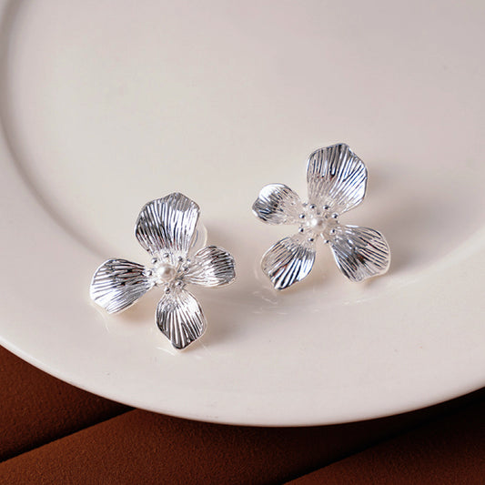 18番 銀の花びらノンホールイヤリング