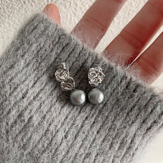 10番 グレーパールアシメピアス