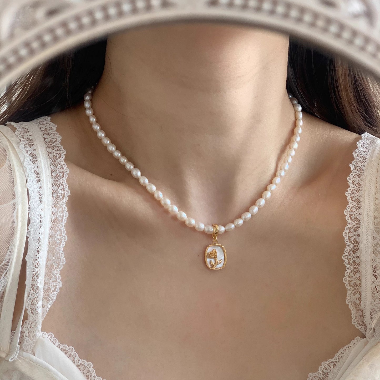 8番 淡水パールネックレス ローズモチーフ白蝶貝チャーム付き