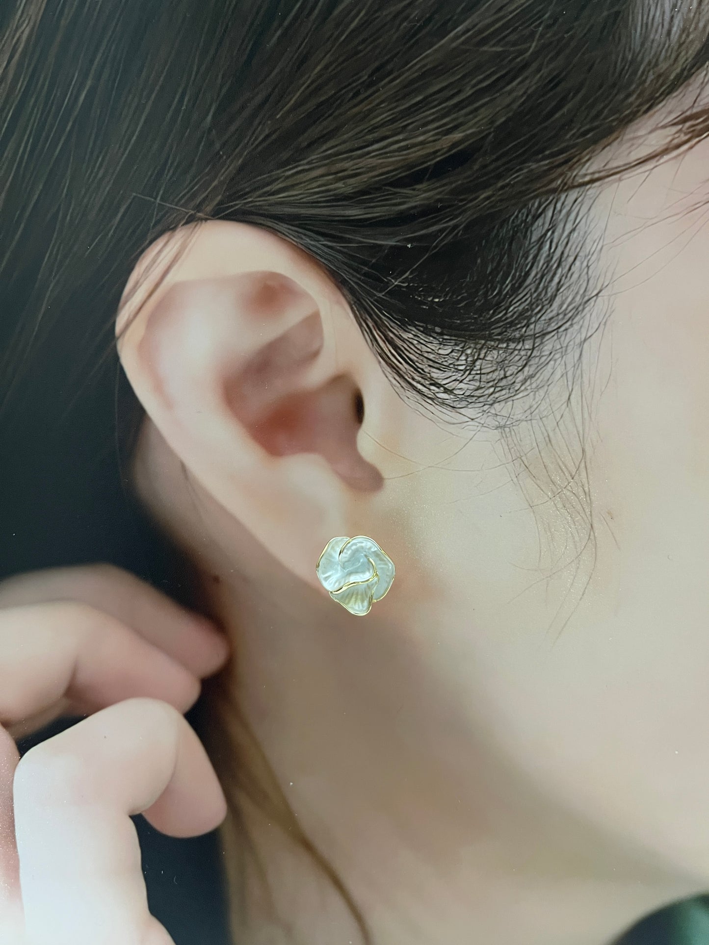 12番　椿の花ピアス／イヤリングタイプ