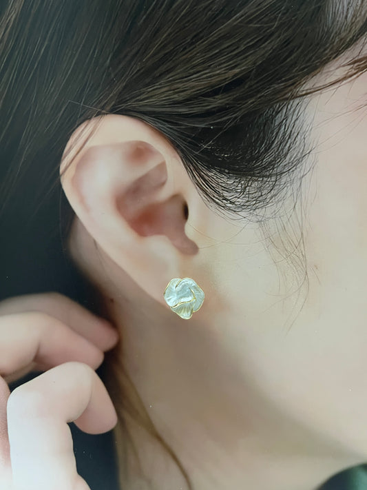 12番　椿の花ピアス／イヤリングタイプ