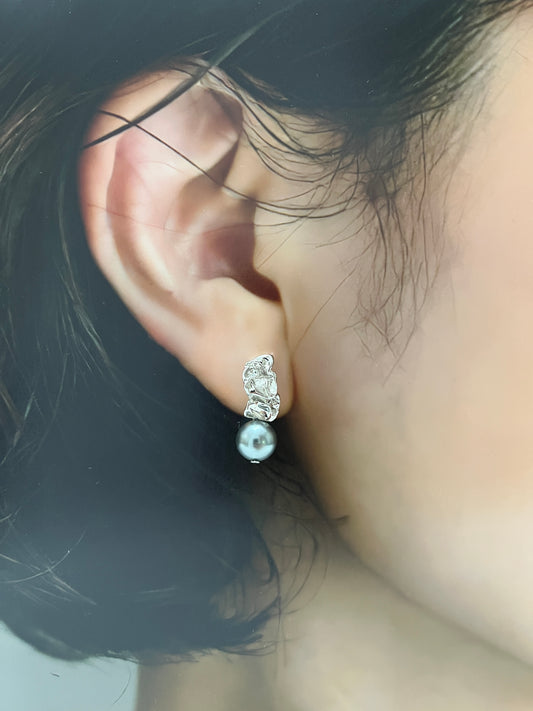 10番　グレーパールアシメピアス