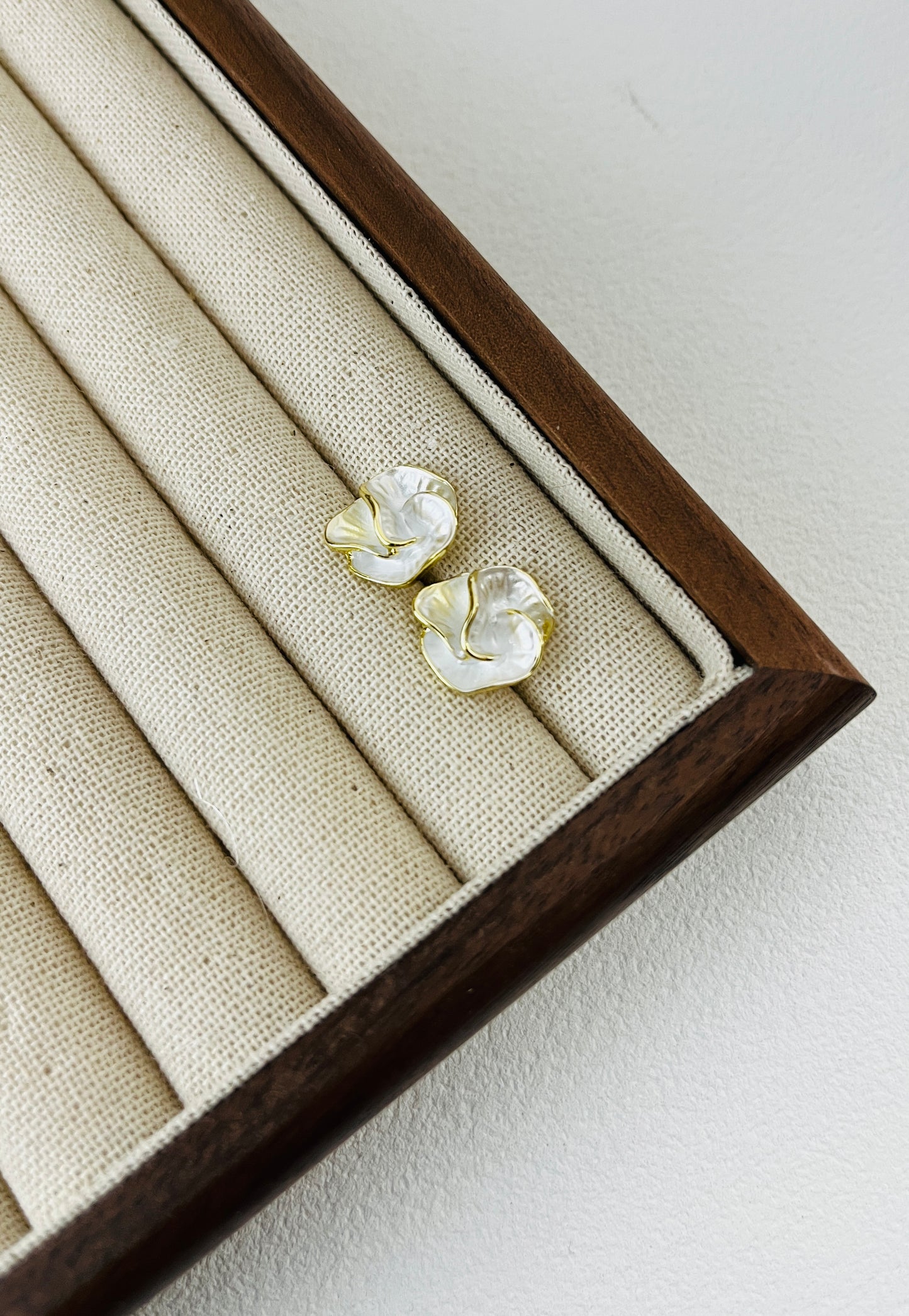 12番　椿の花ピアス／イヤリングタイプ
