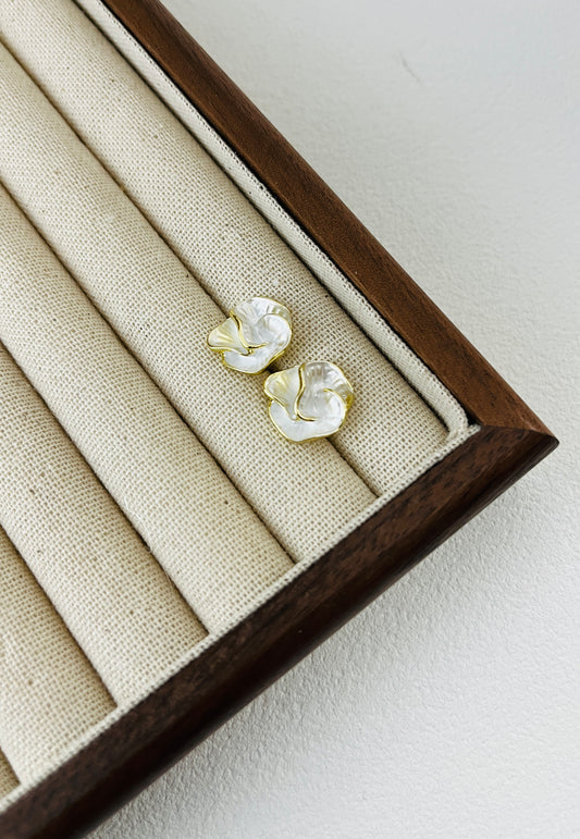 12番　椿の花ピアス／イヤリングタイプ