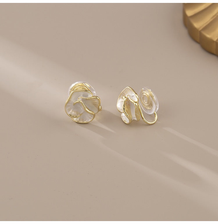 12番　椿の花ピアス／イヤリングタイプ