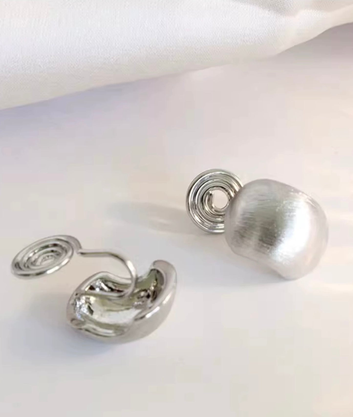 20番　マットメタル つや消しイヤリング（シルバー／ゴールド）