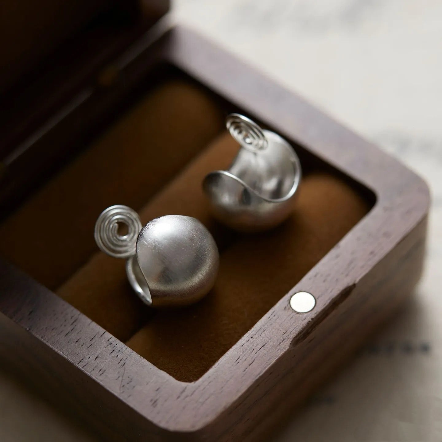 15番　マットシルバーボールピアス／イヤリング