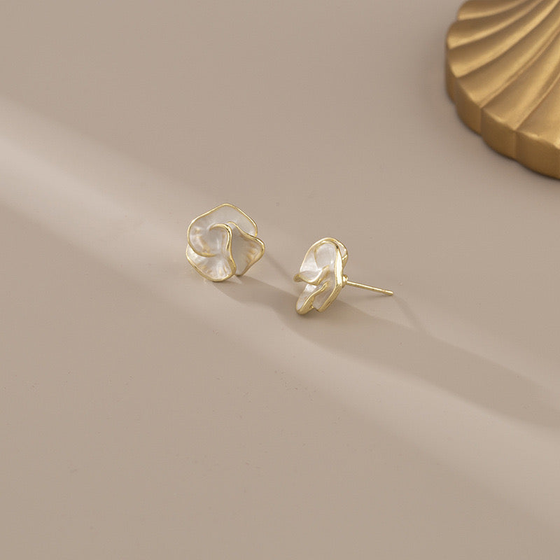 12番　椿の花ピアス／イヤリングタイプ